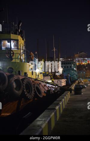 rimorchiatore di nave al porto di notte. primo piano rimorchiatore di notte. Foto Stock