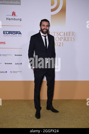 Amburgo, Germania. 2 settembre 2021. Tarek Müller, imprenditore, cammina sul tappeto rosso al German radio Awards 2021. Il premio è assegnato in dieci categorie. Non è dotato. Credit: Daniel Reinhardt/dpa/Alamy Live News Foto Stock