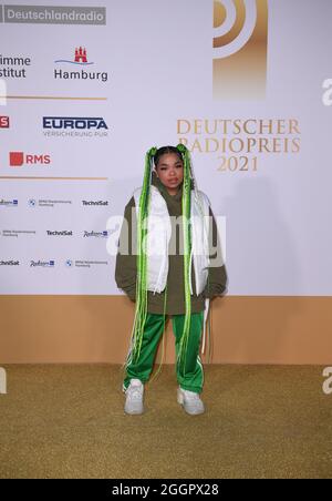 Amburgo, Germania. 2 settembre 2021. Il cantante Zoe Wees cammina sul tappeto rosso ai German radio Awards 2021. Il premio è assegnato in dieci categorie. Non è dotato. Credit: Daniel Reinhardt/dpa/Alamy Live News Foto Stock