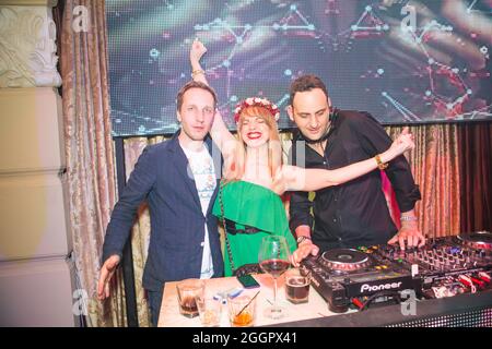 Odessa, Ucraina 26 aprile 2014: DJ Dave Ramone al lavoro nel night club di lusso durante la festa notturna. Il DJ fa festa al night club d'elite. Foto Stock