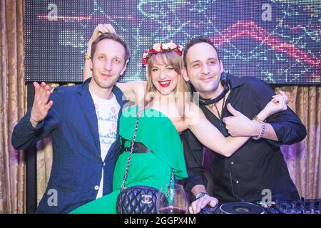 Odessa, Ucraina 26 aprile 2014: DJ Dave Ramone al lavoro nel night club di lusso durante la festa notturna. Il DJ fa festa al night club d'elite. Foto Stock