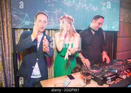 Odessa, Ucraina 26 aprile 2014: DJ Dave Ramone al lavoro nel night club di lusso durante la festa notturna. Il DJ fa festa al night club d'elite. Foto Stock