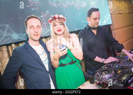 Odessa, Ucraina 26 aprile 2014: DJ Dave Ramone al lavoro nel night club di lusso durante la festa notturna. Il DJ fa festa al night club d'elite. Foto Stock