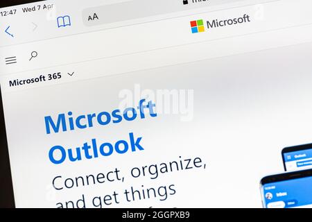 Ostersund, Svezia - 7 aprile 2021: Sito Web Microsoft Outlook su un tablet. Microsoft Outlook è un gestore di informazioni personali di Microsoft. Foto Stock