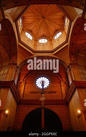 Interni in legno della chiesa di San Francisco, Castro, Isola di Chiloe, Cile. Foto Stock