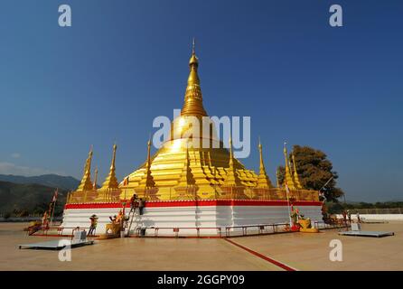 Tachileik Shwedagon pagoda d'oro, Myanmar. Foto Stock