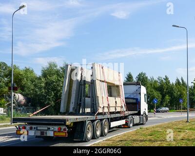 trasporto di pannelli prefabbricati in cemento armato per la costruzione di abitazioni con autocarro specializzato Foto Stock