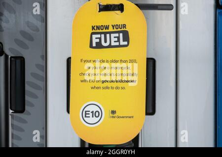 2 settembre 2021. Inghilterra, Regno Unito. Informazioni su una pompa benzina senza piombo in una stazione di rifornimento che spiegano che è stata apportata una modifica al carburante E10. La benzina E10 a basso tenore di carbonio, prodotta con etanolo rinnovabile al 10%, dovrebbe essere più ecologica o migliore per l'ambiente, e il governo spera che possa contribuire a raggiungere i propri obiettivi in materia di cambiamento climatico. Foto Stock