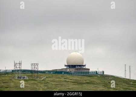 La cupola del radar a Remote Radar Head Saxa VORD su Unst, Shetland. Foto Stock