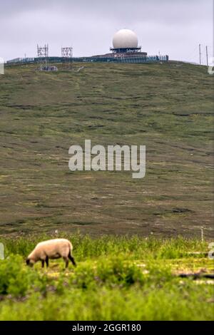 La cupola del radar a Remote Radar Head Saxa VORD su Unst, Shetland. Foto Stock