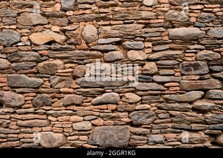 Parete fatta di pietre naturali sullo sfondo Foto Stock