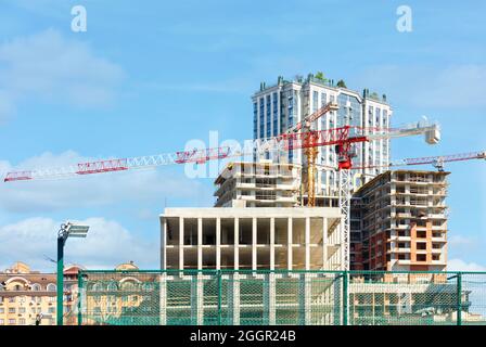 Paesaggio cittadino. Costruzione di un edificio a più piani che utilizza un metodo moderno di tecnologia Monolithic Frame. Foto Stock