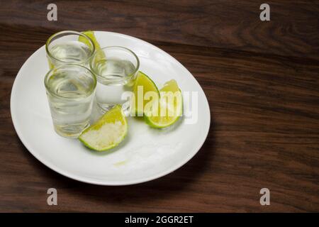 Shot di tequila con limone e sale. Bevanda messicana. Messa a fuoco selettiva Foto Stock