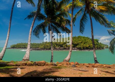 Vista sull'isola di Ile Saint Joseph dall'Ile Royale nell'arcipelago di Iles du Salut (Isole della salvezza) nella Guyana francese Foto Stock