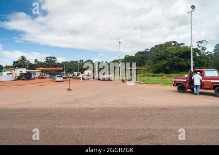 SANTA ELENA DE UAIREN, VENEZUELA - 12 AGOSTO 2015: Fila di auto in attesa presso la stazione di benzina. Le code sono comuni in Venezuela. Foto Stock