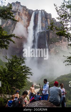 ANGEL FALLS, VENEZUELA - 16 AGOSTO 2015: I turisti guardano Angel Falls (Salto Angel), la cascata più alta del mondo (978 m), Venezuela Foto Stock