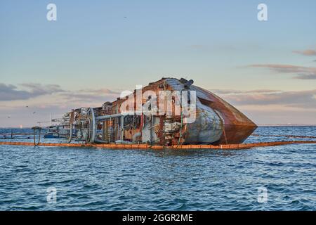 petroliera affondata. La petroliera Bunker ha gettato tempesta a terra. La petroliera si trova sul suo lato. Incidente con autocisterna Foto Stock