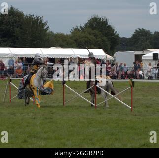 Steamhorse - spettacolo tradizionale Joust che svanita la folla al Cheshire Game and Country Fair, i Cavalieri di Albion di nuovo giro Foto Stock