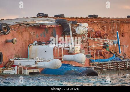 petroliera affondata. La petroliera Bunker ha gettato tempesta a terra. La petroliera si trova sul suo lato. Incidente con autocisterna Foto Stock