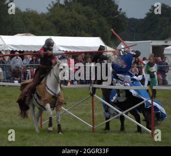 Steamhorse - spettacolo tradizionale Joust che svanita la folla al Cheshire Game and Country Fair, i Cavalieri di Albion di nuovo giro Foto Stock