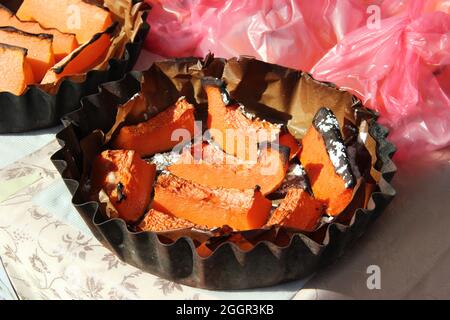 Autunno colore Pumpkins im intero mercato di alimenti. Tavolozze di colori ispirate all'autunno. Mercato di verdure d'autunno: Varietà di zucca e zucche. VARI TIPI PUMPK Foto Stock