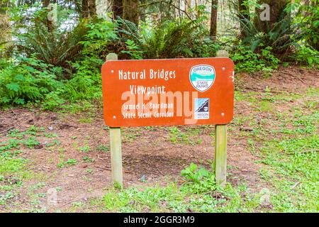 Punto di osservazione dei ponti naturali, Oregon, USA. Aprile 30, 2021. Insegna al punto di osservazione dei ponti naturali. Foto Stock