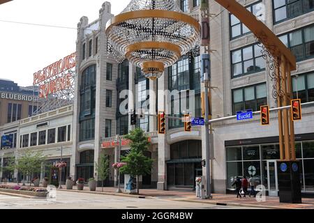 Il lampadario gigante appeso su Euclide Avenue in Playhouse Square con il segno di Playhouse Square sullo sfondo.Cleveland.Ohio.USA Foto Stock