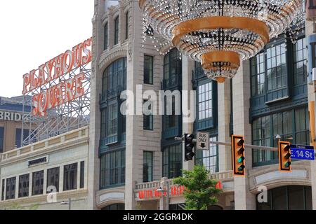 Il lampadario gigante appeso su Euclide Avenue in Playhouse Square con il segno di Playhouse Square sullo sfondo.Cleveland.Ohio.USA Foto Stock