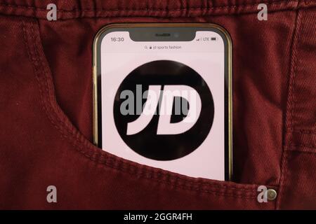 KONSKIE, POLONIA - 17 agosto 2021: Logo JD Sports Fashion plc visualizzato sul cellulare nascosto in tasca jeans Foto Stock