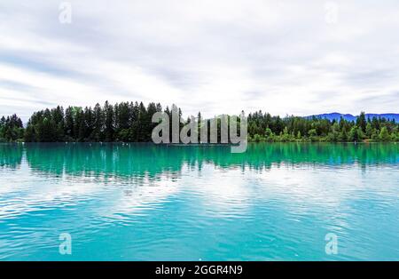 Lech Reservoir a Lechbruck am See. Vista sul lago con la natura circostante. Riflessione nell'acqua. Foto Stock