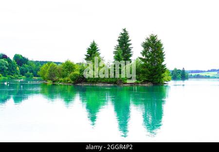 Lech Reservoir a Lechbruck am See. Vista sul lago con la natura circostante. Riflessione nell'acqua. Foto Stock