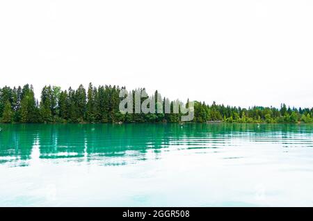 Lech Reservoir a Lechbruck am See. Vista sul lago con la natura circostante. Riflessione nell'acqua. Foto Stock