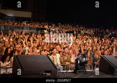 Odessa, Ucraina 11 luglio 2019: Molti spettatori al concerto. Folla di visitatori al concerto ha divertimento e spara ciò che sta accadendo sugli smartphone. Ventilatori a c Foto Stock