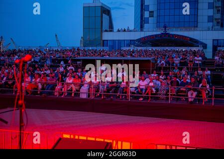 Odessa, Ucraina 17 luglio 2019: Molti spettatori al concerto. Folla di visitatori al concerto ha divertimento e spara ciò che sta accadendo sugli smartphone. Ventilatori a c Foto Stock