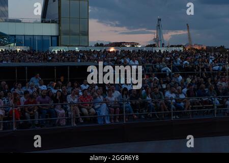 Odessa, Ucraina 17 luglio 2019: Molti spettatori al concerto. Folla di visitatori al concerto ha divertimento e spara ciò che sta accadendo sugli smartphone. Ventilatori a c Foto Stock