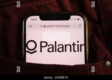 KONSKIE, POLONIA - 17 agosto 2021: Palantir Technologies Inc logo visualizzato sul cellulare nascosto in tasca jeans Foto Stock