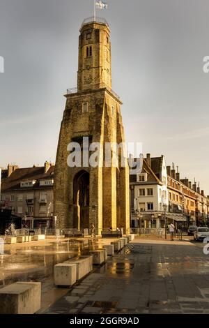 CALAIS, FRANCIA - 21 AGOSTO 2021: Tour du Guet (torre di guardia), il più antico monimento di Calais, in una serata estiva, nel Nord della Francia Foto Stock