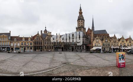 Veurne, Regione Fiandre Occidentali - Belgio - 07 18 2021: Vista panoramica extra large sulla vecchia piazza del mercato Foto Stock