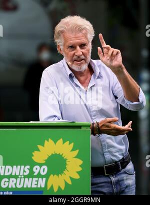 Colonia, Germania. 2 settembre 2021. Frank Schätzing, scrittore e autore, parla come oratore ospite in una campagna del Partito Verde per le elezioni del Bundestag a Colonia. Credit: Oliver Berg/dpa/Alamy Live News Foto Stock