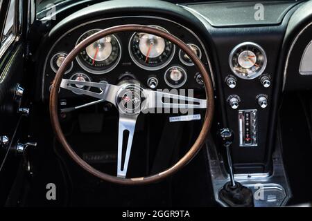 DIEDERSDORF, GERMANIA - 21 AGOSTO 2021: Il cruscotto della vettura sportiva Chevrolet Corvette Sting Ray (C2). La mostra di 'US Car Classics'. Foto Stock