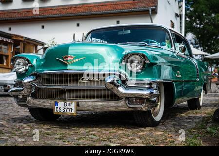 DIEDERSDORF, GERMANIA - 21 AGOSTO 2021: L'auto di lusso Cadillac Serie 62 Coupe de Ville, 1953. La mostra di 'US Car Classics'. Foto Stock