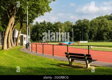 Aalst, Fiandre Orientali, Belgio - 07 25 2021: Pista da corsa e dintorni verdi del settore sportivo e ricreativo Foto Stock