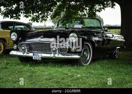 DIEDERSDORF, GERMANIA - 21 AGOSTO 2021: L'auto di lusso personale Ford Thunderbird (prima generazione), 1955. La mostra di 'US Car Classics'. Foto Stock