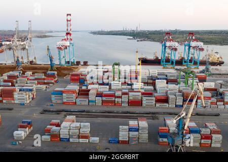 ODESSA, UCRAINA - 10 AGOSTO 2021: Caricamento di una nave container presso il porto marittimo. Contenitori industriali commerciali al terminale del contenitore di carico in mare. Commerciante Foto Stock