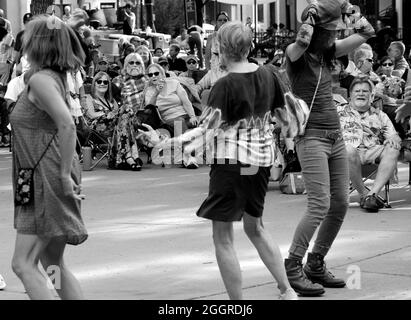 Le coppie ballano in un concerto di musica all'aperto nella storica Plaza di Santa Fe, New Mexico. Foto Stock