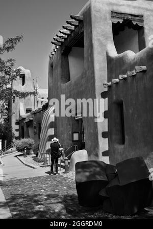 Un uomo che visita Santa Fe, New Mexico, scatta una fotografia dell'esterno del New Mexico Museum of Art Foto Stock