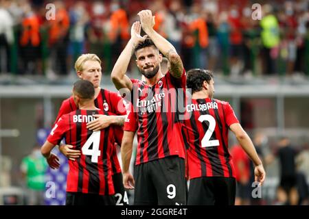 Milano, Italia. 29 agosto 2021. Italia, Milano, ago 29 2021: Olivier Giroud (attaccante di Milano) saluta i tifosi al termine della partita di calcio AC MILAN vs CAGLIARI, Serie A 2021-2022 day2, Stadio San Siro (Foto di Fabrizio Andrea Bertani/Pacific Press) (Foto di Eric Dubost/Pacific Press) Credit: Pacific Press Production Corp./Alamy Live News Foto Stock