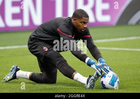 Milano, Italia. 29 agosto 2021. Italia, Milano, ago 29 2021: Mike Maignan (portiere di Milano) esercizi durante il pre-partita sulla partita di calcio AC MILAN vs CAGLIARI, Serie A 2021-2022 day2, Stadio San Siro (Foto di Fabrizio Andrea Bertani/Pacific Press) (Foto di Eric Dubost/Pacific Press) Credit: Pacific Press Media Production Corp./Alamy Live News Foto Stock