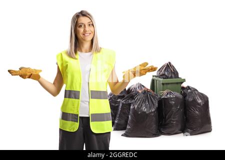 Raccolta rifiuti femminile in posa con bidoni e sacchetti isolati su sfondo bianco Foto Stock