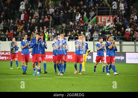 San Gallo, Svizzera. 2 settembre 2021. Calcio: Qualificazione Coppa del mondo Europa, Liechtenstein - Germania, fase del Gruppo, Gruppo J, Matchday 4 a Kybunpark. I giocatori del Liechtenstein si applaudono dopo la partita. Credit: Sven Hoppe/dpa/Alamy Live News Foto Stock